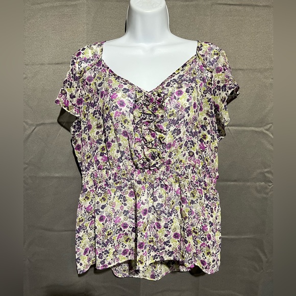 !!Host Pick!! Elle floral top - Picture 2 of 6